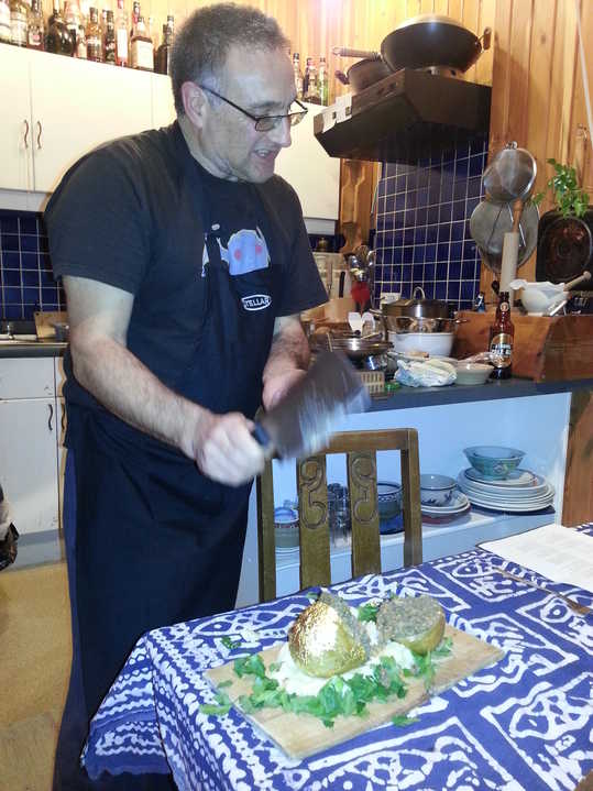 Karl cuts up the GOLDEN haggis wi' ready slight...