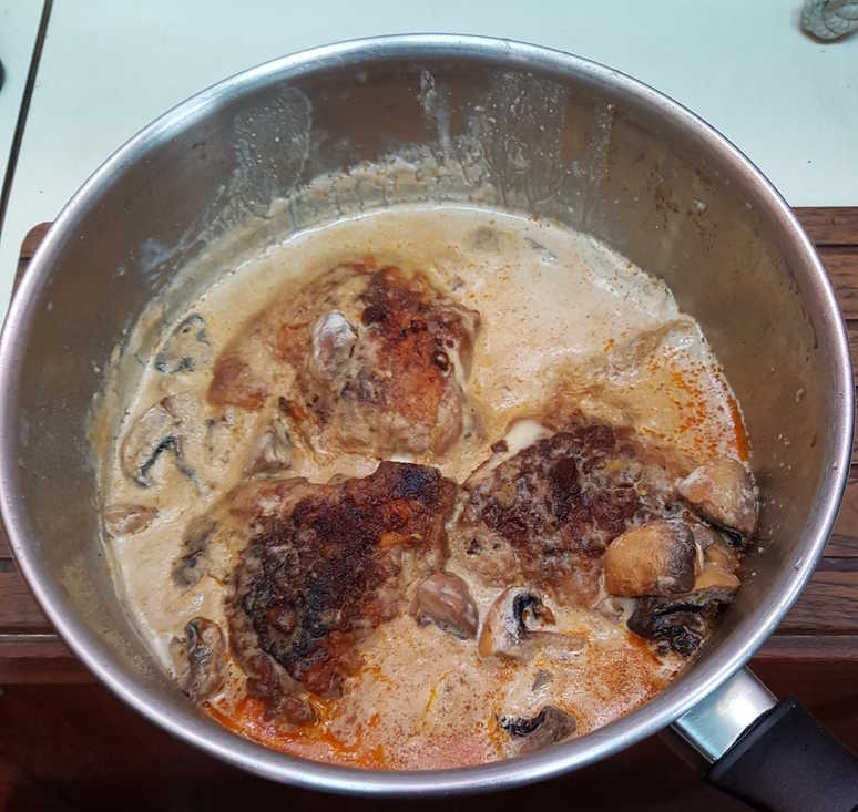 Chicken with Cream and Mushroom Sauce