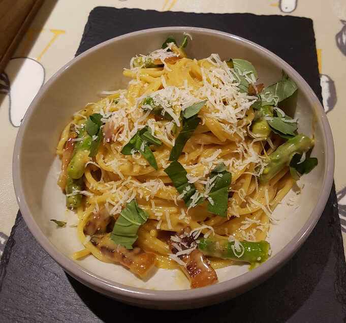 Advanced Carbonara. With pancetta, parmesan, cream, asparagus. And basil.